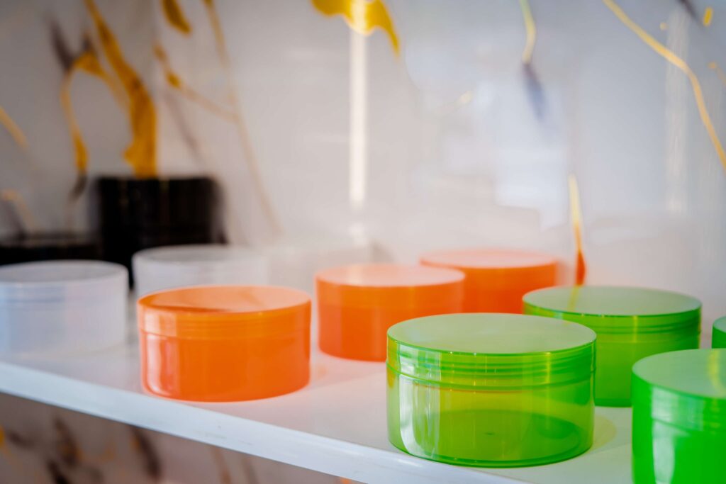 250g plastic cosmetic jars with screw caps for body creams and scrubs